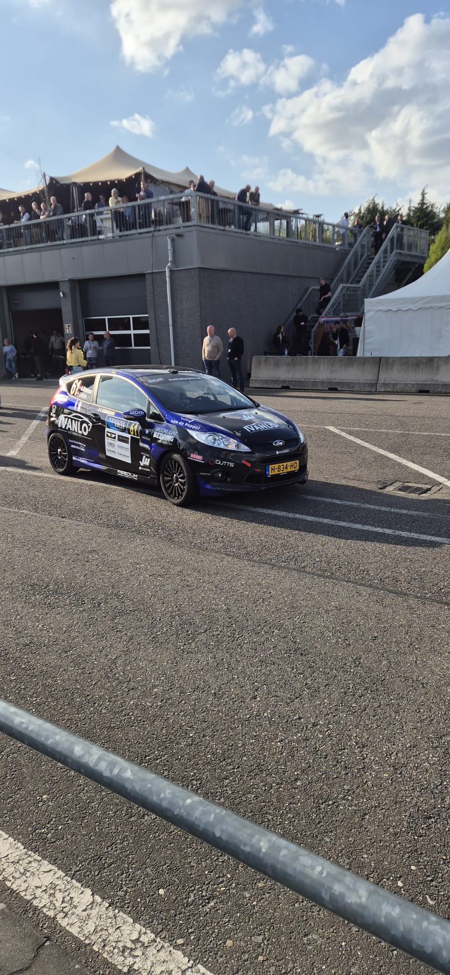 Ooteman Motorsport bij het podium tijdens een rally-evenement
