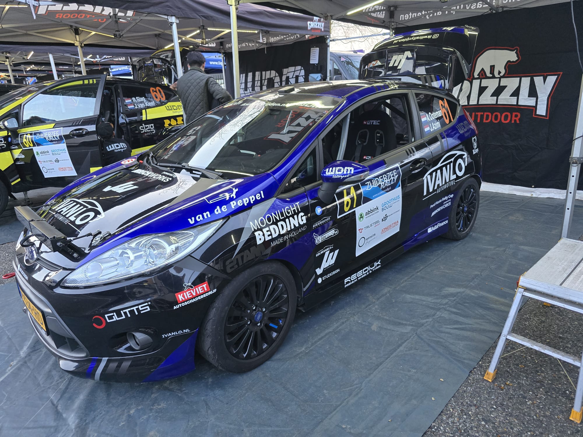 De rallyauto van Ooteman Motorsport in de service area