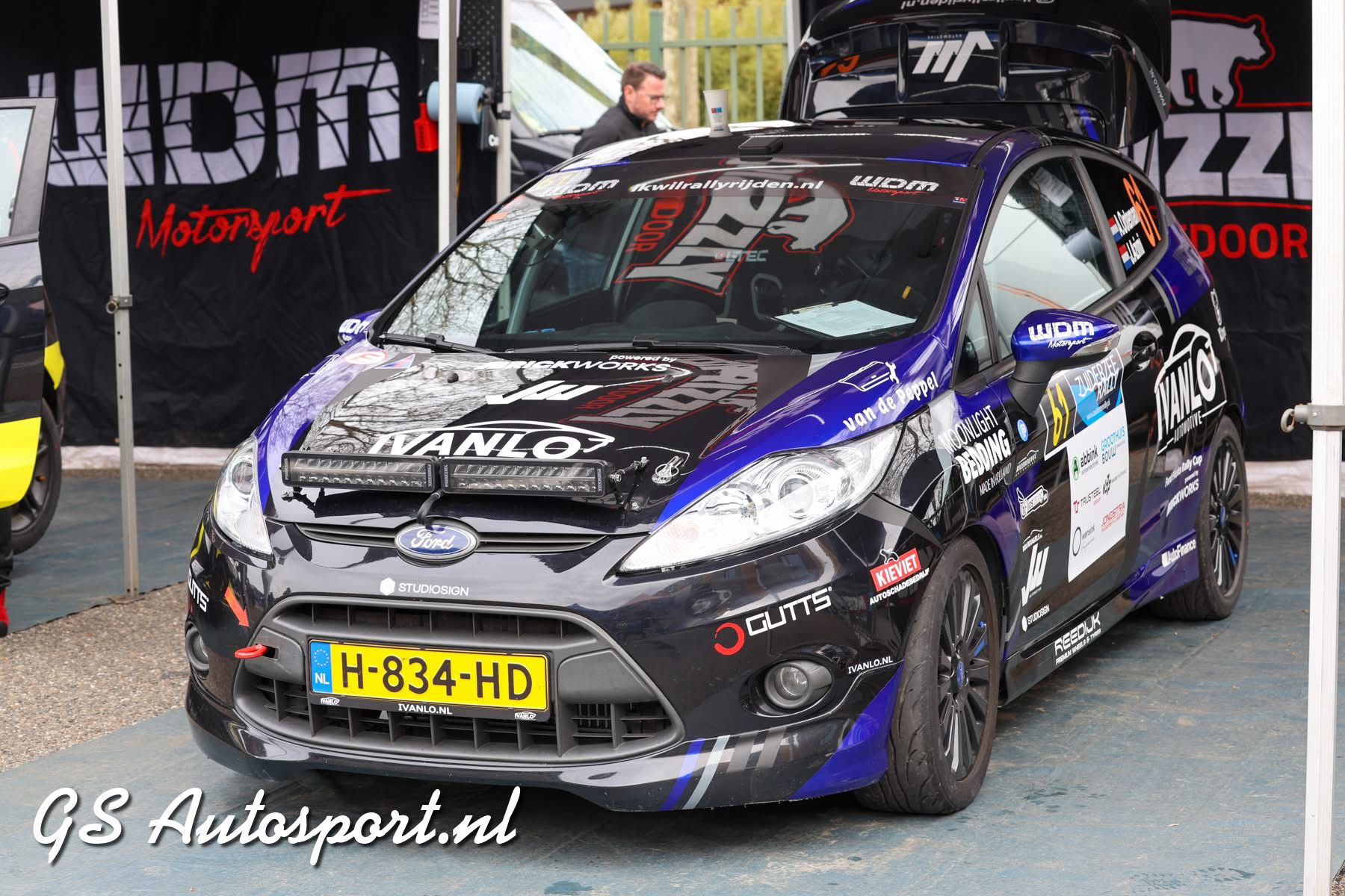 Detailbeeld van de rallyauto in de WDM Motorsport pit