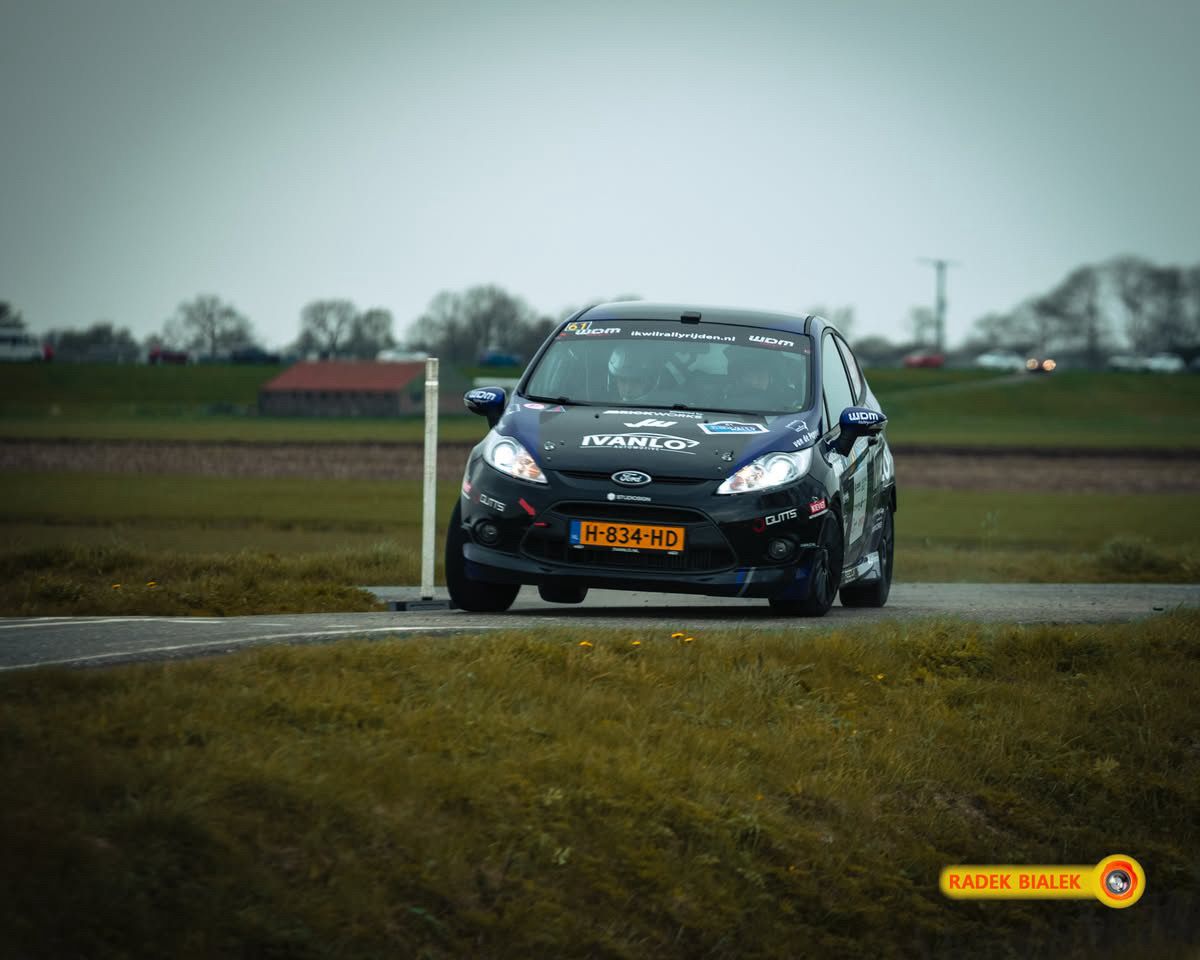 Frontaal aanzicht van de Ford Fiesta op een polderweg